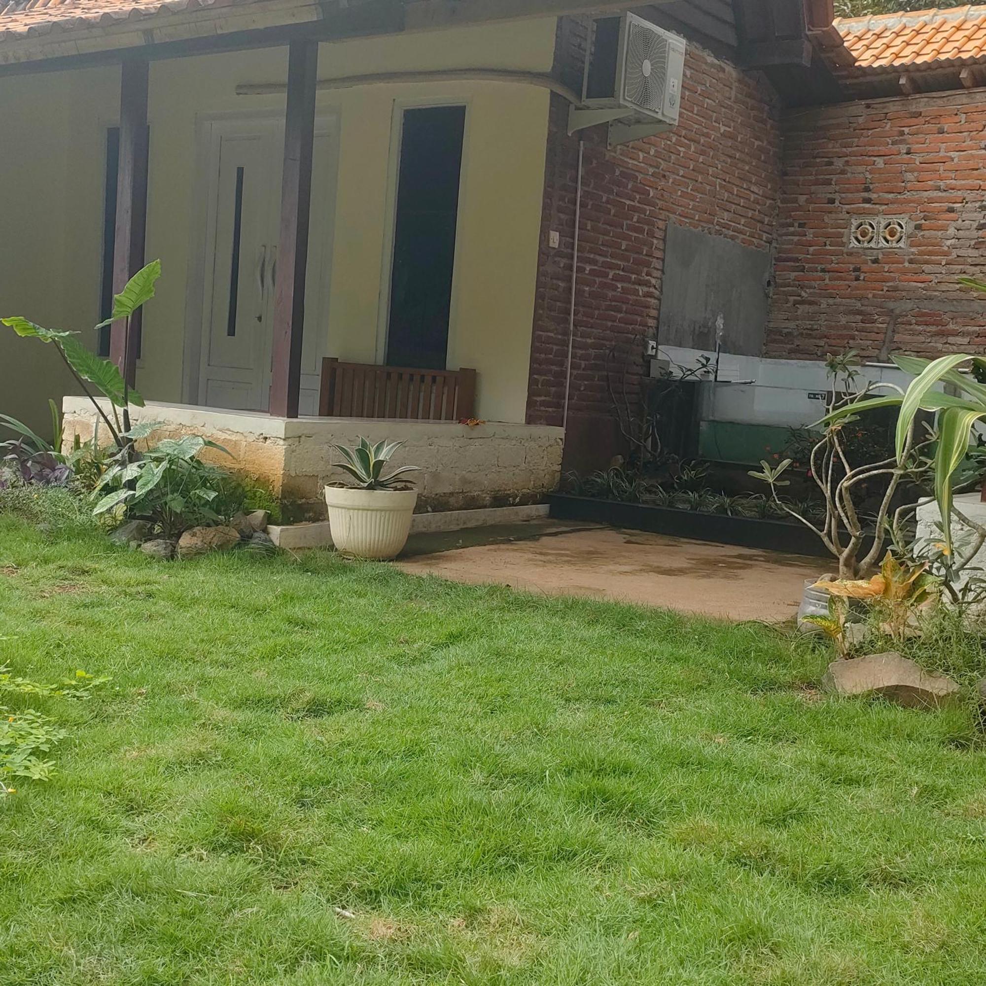 Tiara Homestay Banyuwangi バニュワンギ エクステリア 写真