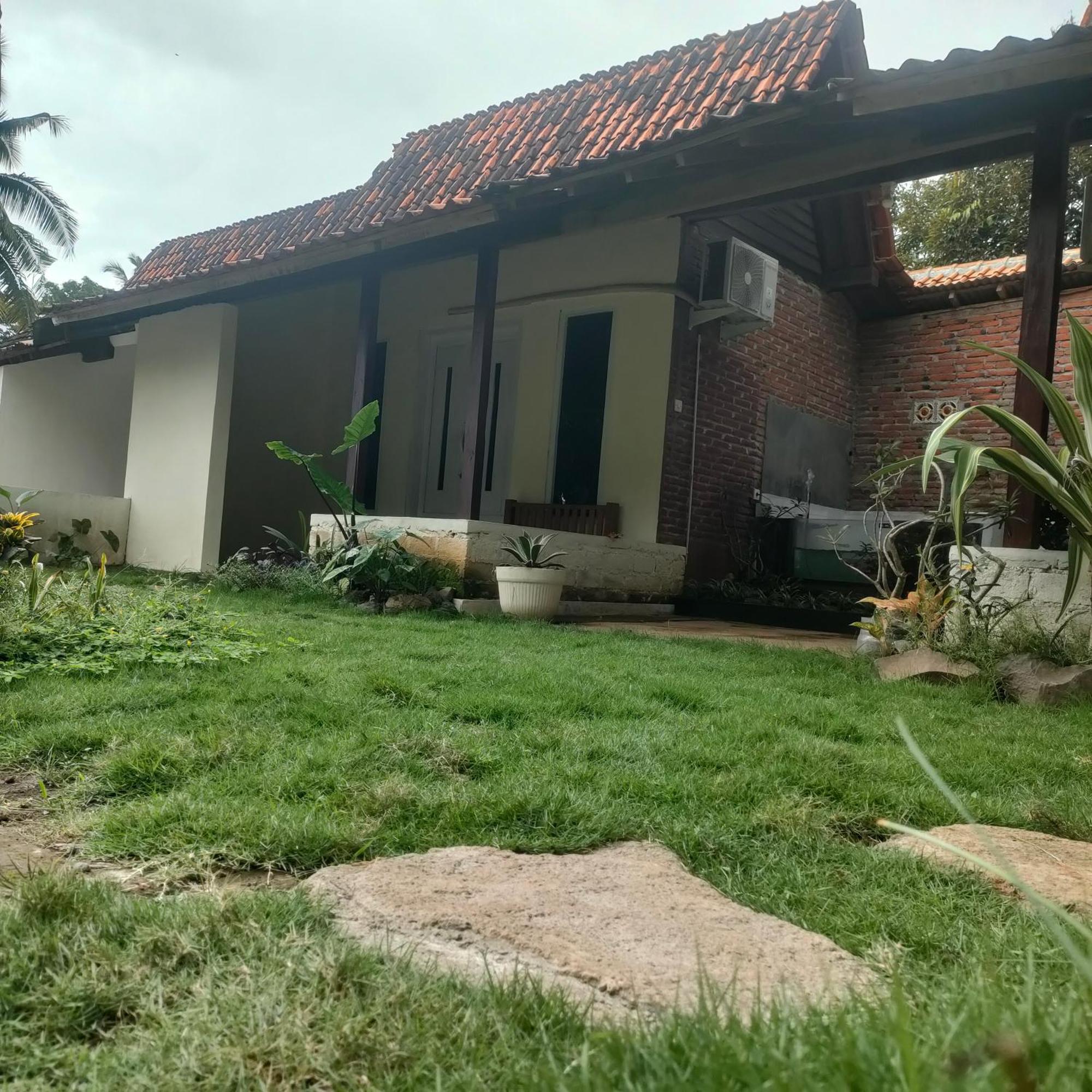 Tiara Homestay Banyuwangi バニュワンギ エクステリア 写真