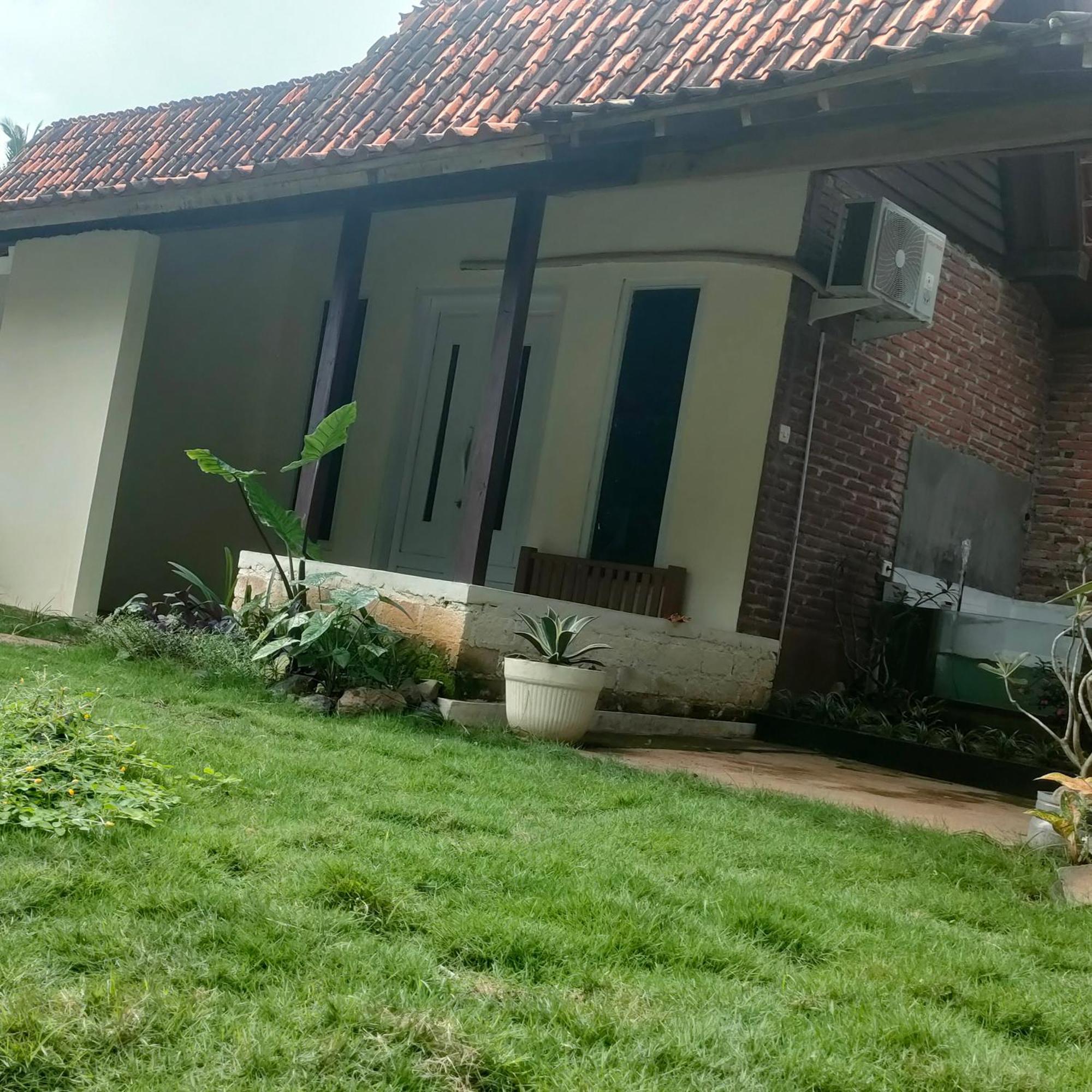 Tiara Homestay Banyuwangi バニュワンギ エクステリア 写真