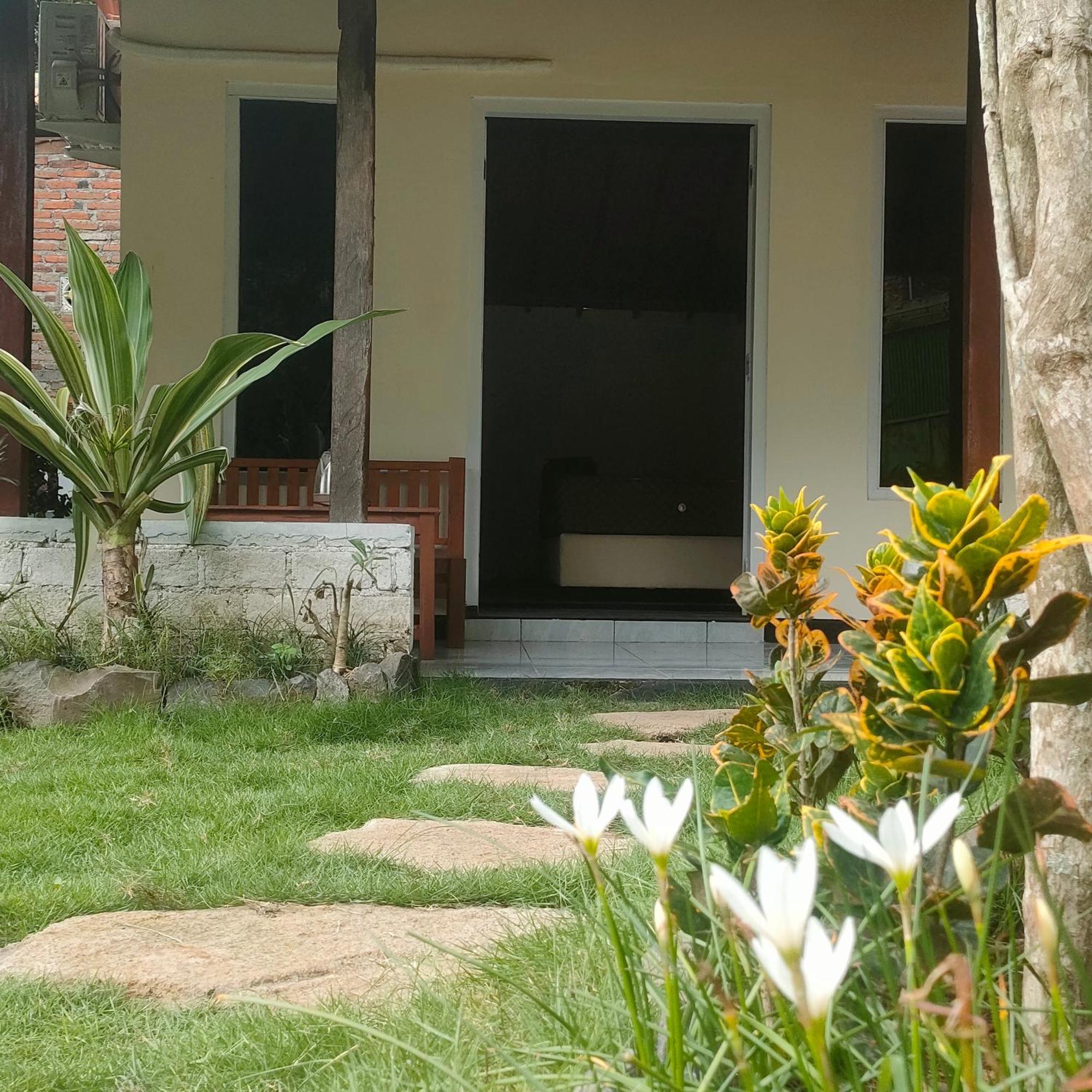 Tiara Homestay Banyuwangi バニュワンギ エクステリア 写真
